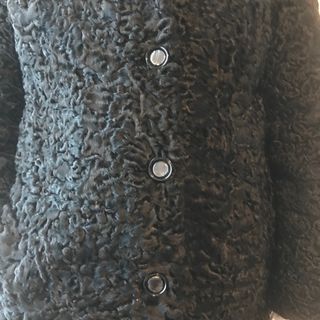 ABRIGO DE ASTRACÁN NEGRO