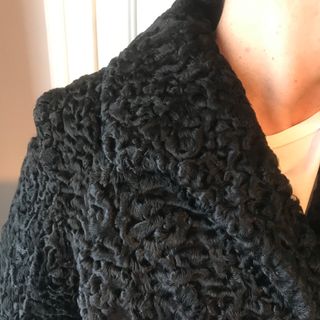 ABRIGO DE ASTRACÁN NEGRO