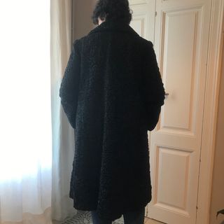 ABRIGO DE ASTRACÁN NEGRO