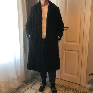 ABRIGO DE ASTRACÁN NEGRO