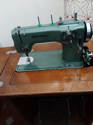 Máquina de coser Refrey