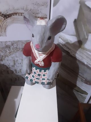 Figura Ratoncita papel maché cartón piedra.