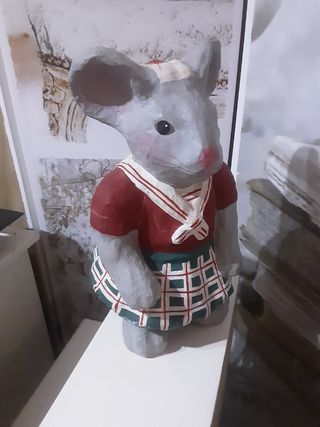 Figura Ratoncita papel maché cartón piedra.