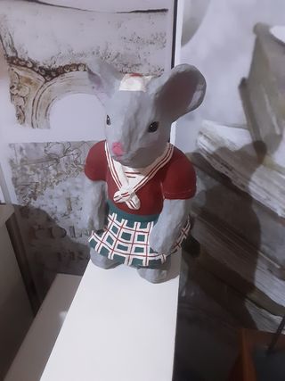 Figura Ratoncita papel maché cartón piedra.