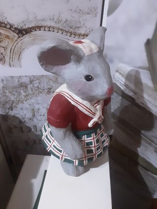 Figura Ratoncita papel maché cartón piedra.
