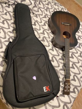 Guitarra electroacústica + funda y púa