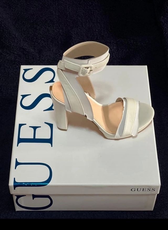 Sandalia Kalare,GUESS.Talla 37.