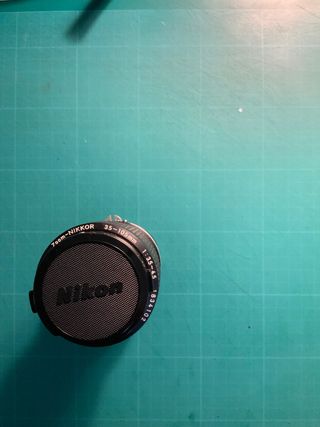 Cámara nikon FE analógica con objetivo 35-105mm