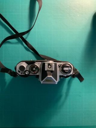 Cámara nikon FE analógica con objetivo 35-105mm