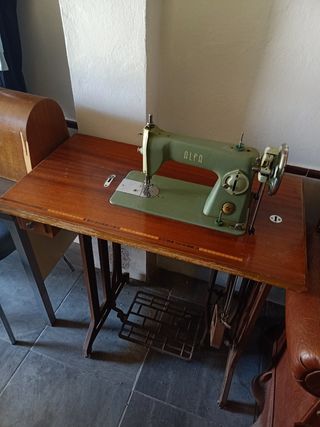 Máquina de coser Alfa (incluida mesa con pedal)