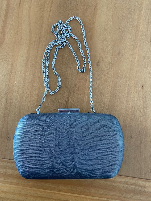 Bolso tipo clutch gris plateado oscuro