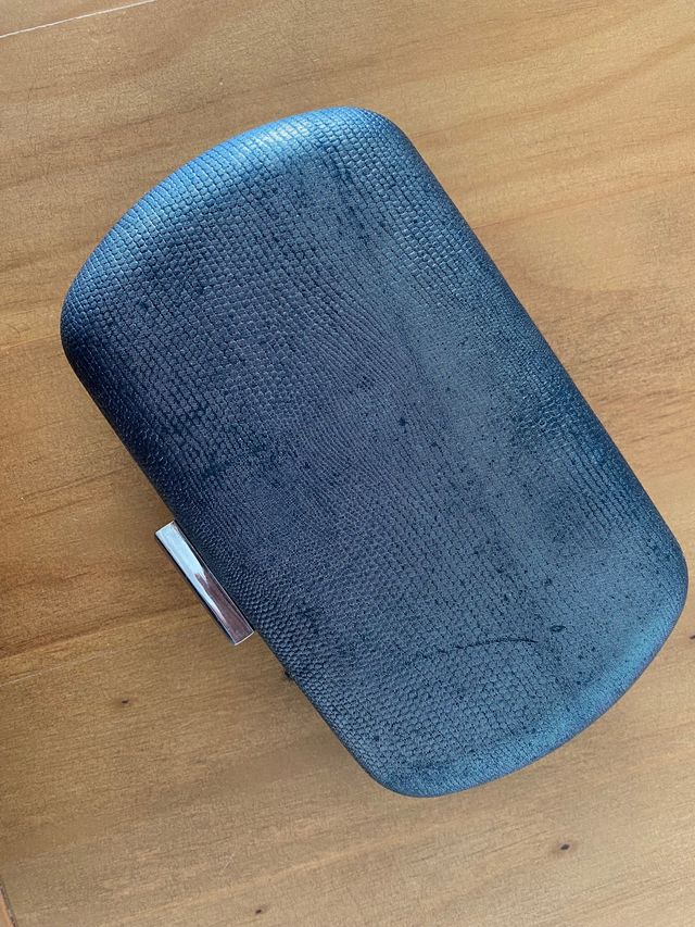 Bolso tipo clutch gris plateado oscuro