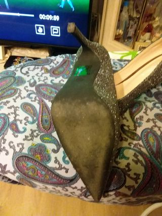 zapatos plateados oscuros