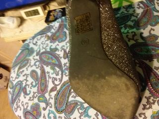 zapatos plateados oscuros