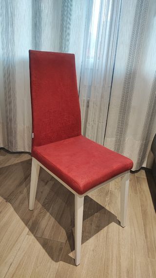 Silla de tela Roja granate patas de madera blacas