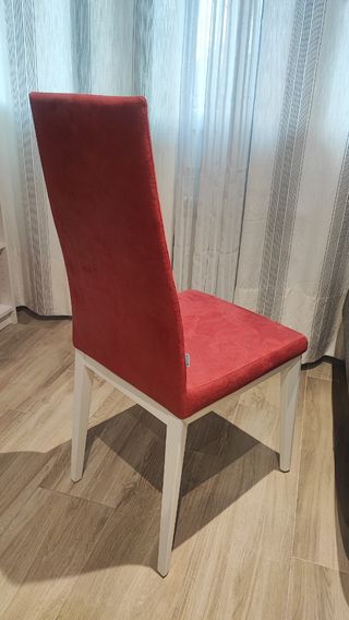 Silla de tela Roja granate patas de madera blacas