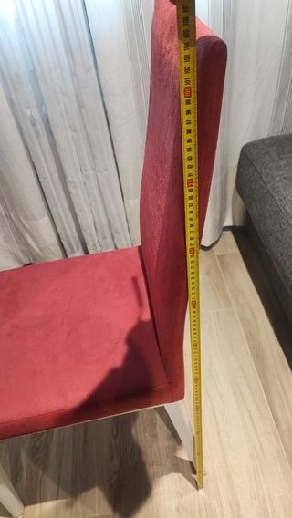 Silla de tela Roja granate patas de madera blacas