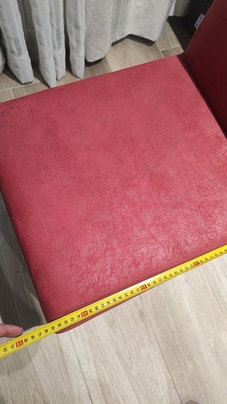 Silla de tela Roja granate patas de madera blacas