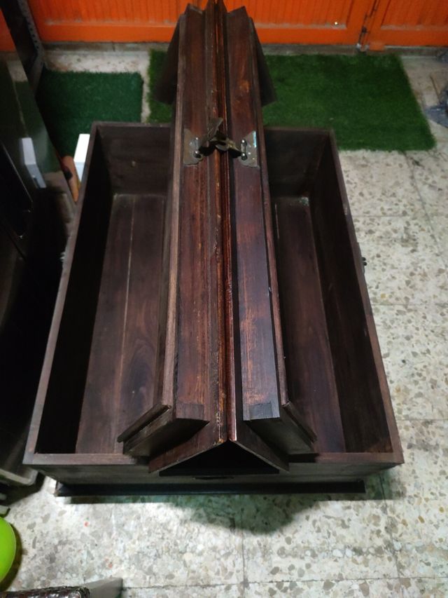 Baúl madera oscura maciza