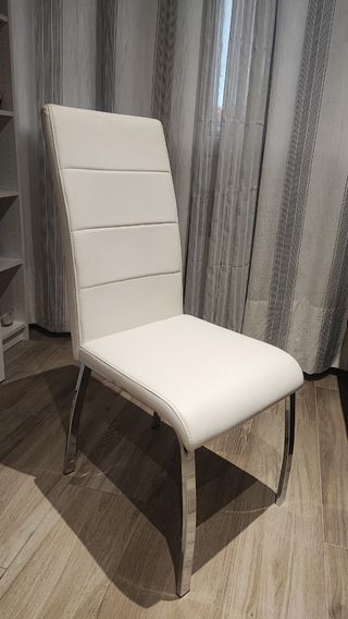 UNA Silla polipiel blanco patas metálicas cromadas