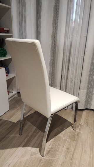 UNA Silla polipiel blanco patas metálicas cromadas