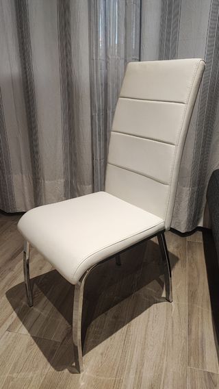 UNA Silla polipiel blanco patas metálicas cromadas