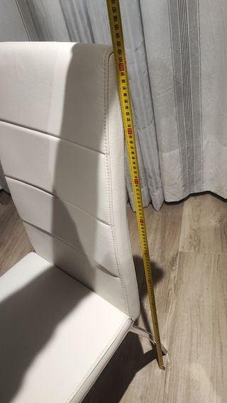 UNA Silla polipiel blanco patas metálicas cromadas