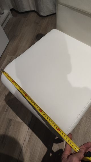 UNA Silla polipiel blanco patas metálicas cromadas