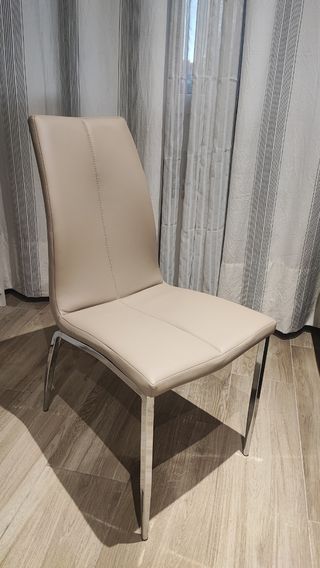 (UNA) Silla polipiel marrón claro patas metálicas