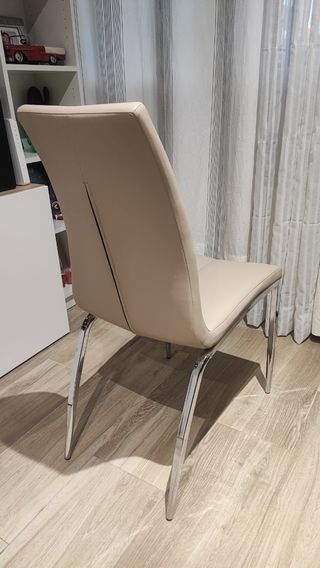 (UNA) Silla polipiel marrón claro patas metálicas