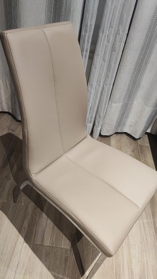 (UNA) Silla polipiel marrón claro patas metálicas