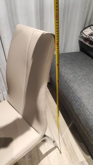 (UNA) Silla polipiel marrón claro patas metálicas