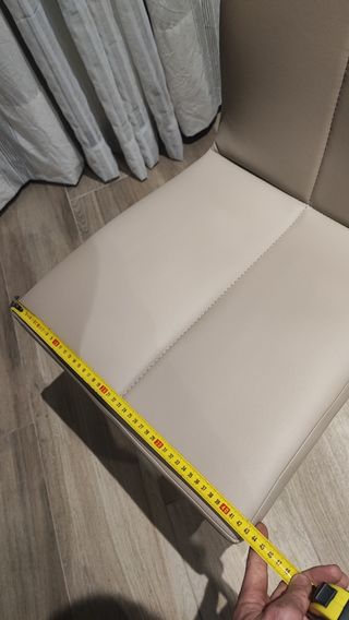 (UNA) Silla polipiel marrón claro patas metálicas