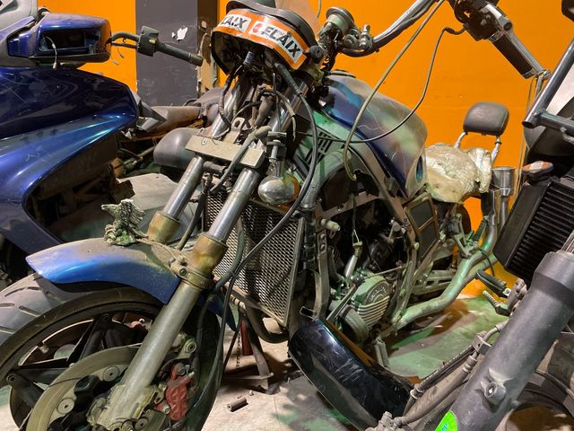 Honda vf 1000 r v4 transformada con papeles