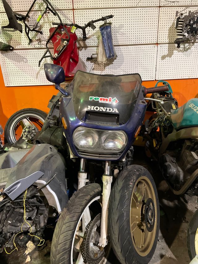 Honda vf 1000 r v4 transformada con papeles
