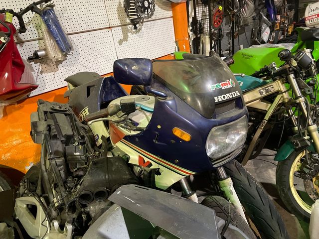 Honda vf 1000 r v4 transformada con papeles