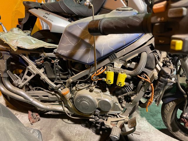 Honda vf 1000 r v4 transformada con papeles
