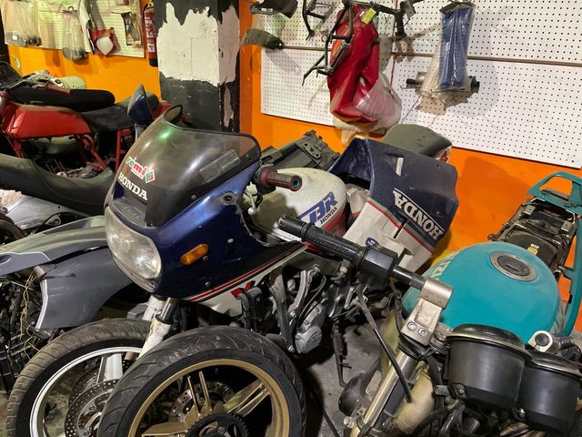 Honda vf 1000 r v4 transformada con papeles