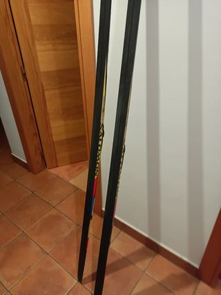 Esquís de fondo y botas, estilo clásico de ceras.