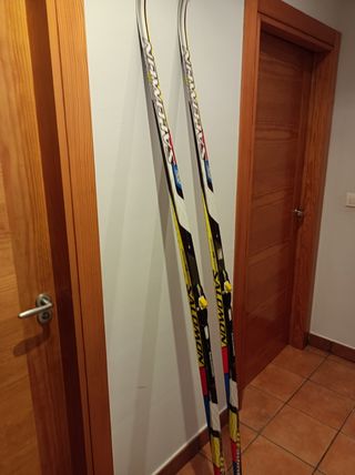 Esquís de fondo y botas, estilo clásico de ceras.