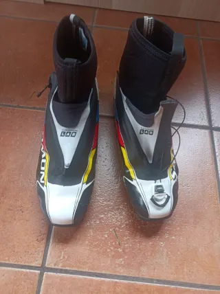 Esquís de fondo y botas, estilo clásico de ceras.