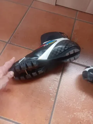 Esquís de fondo y botas, estilo clásico de ceras.