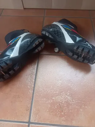 Esquís de fondo y botas, estilo clásico de ceras.