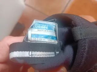 Esquís de fondo y botas, estilo clásico de ceras.