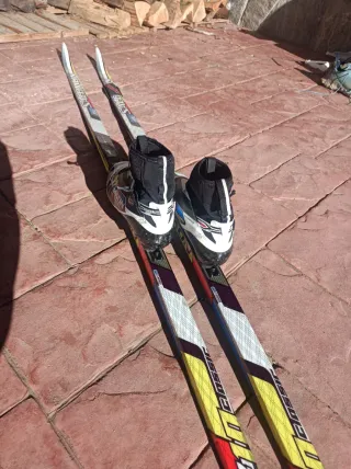 Esquís de fondo y botas, estilo clásico de ceras.