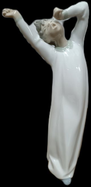 Niño desperezandose