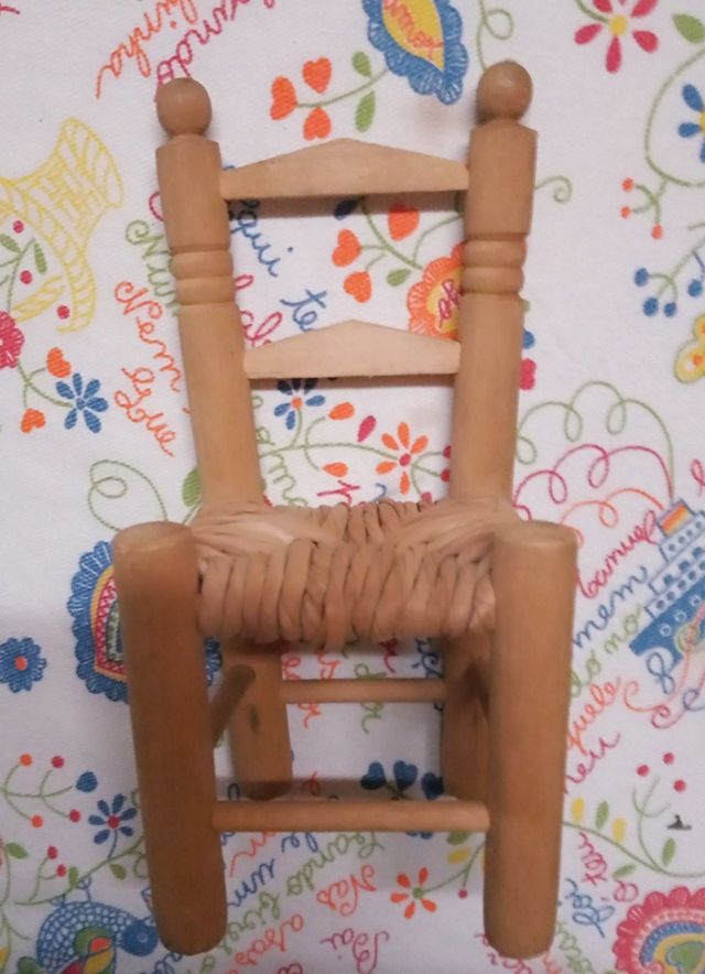 Sillita miniatura de casa de muñecas