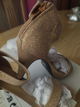 Zapatos preciosos, Nuevos a estrenar