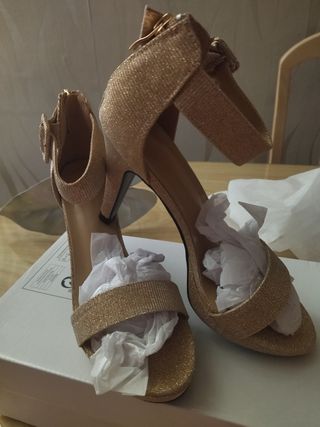 Zapatos preciosos, Nuevos a estrenar