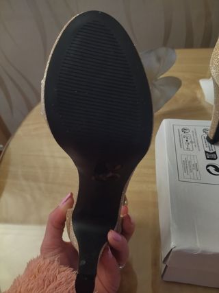 Zapatos preciosos, Nuevos a estrenar